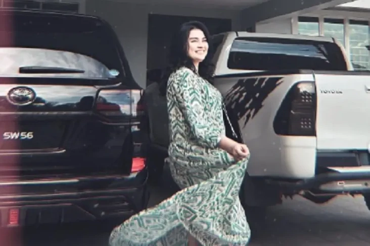 Selebgram Nur Utami...
