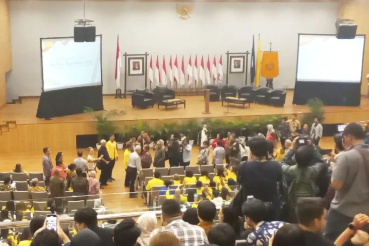 Riuh Tepuk Tangan Mahasiswa...