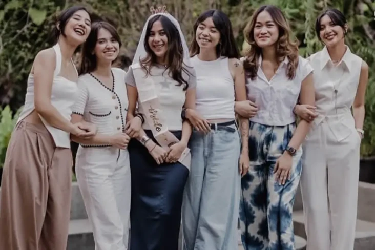 Adinda Thomas Gelar...