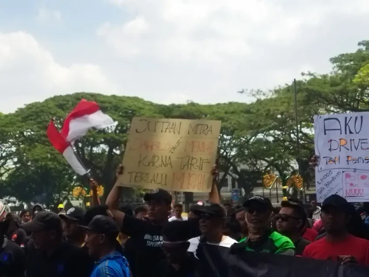 Ribuan Pengemudi Angkutan...