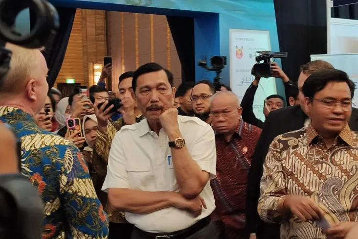 Respons Luhut Soal Konflik...