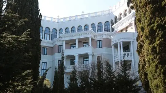 Rumah Zelensky yang...