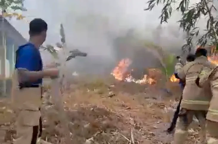 Kebakaran Lahan di Belakang...
