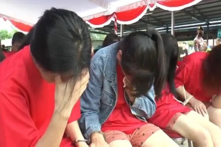 153 WNA China Komplotan...