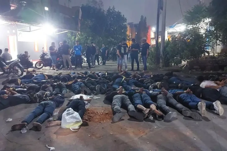 Bentrokan di Bekasi,...