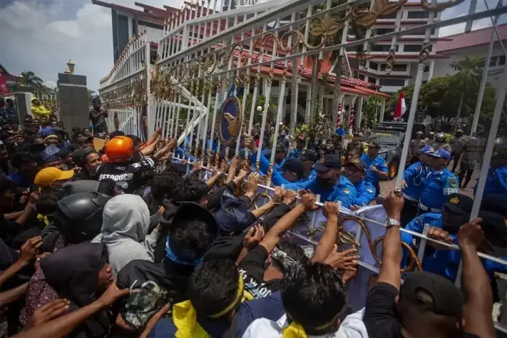 Soal Penanganan Pulau...