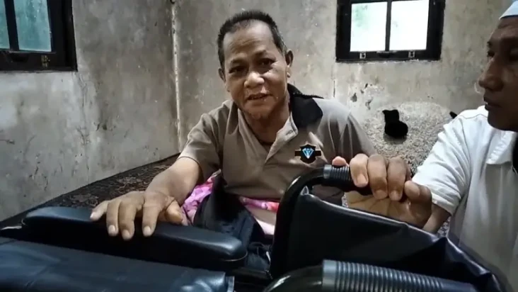 Senang Dapat Kursi Roda...