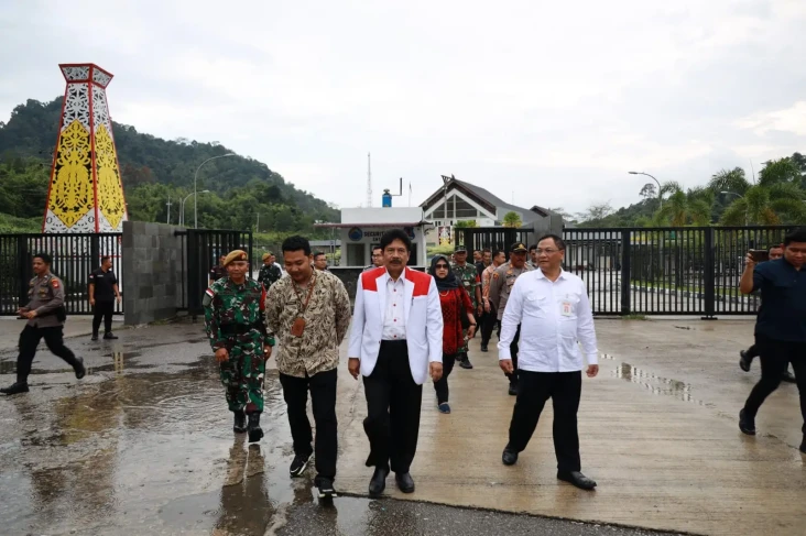Kunjungi PLBN Entikong,...