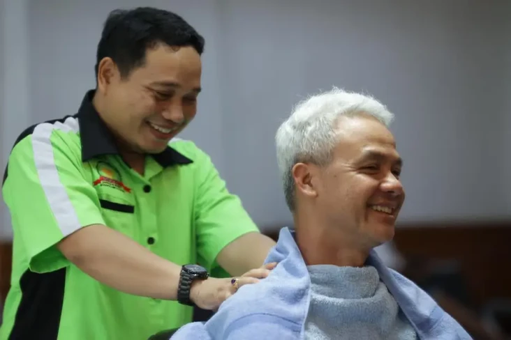 Ganjar Pangkas Rambut...