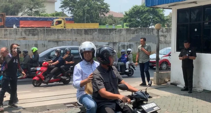 Naik Motor, Anies Bikin...