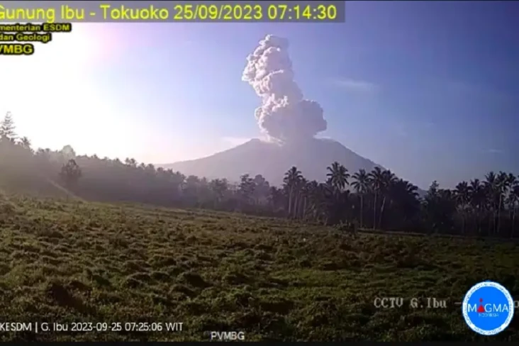 Gunung Ibu Erupsi Pagi...