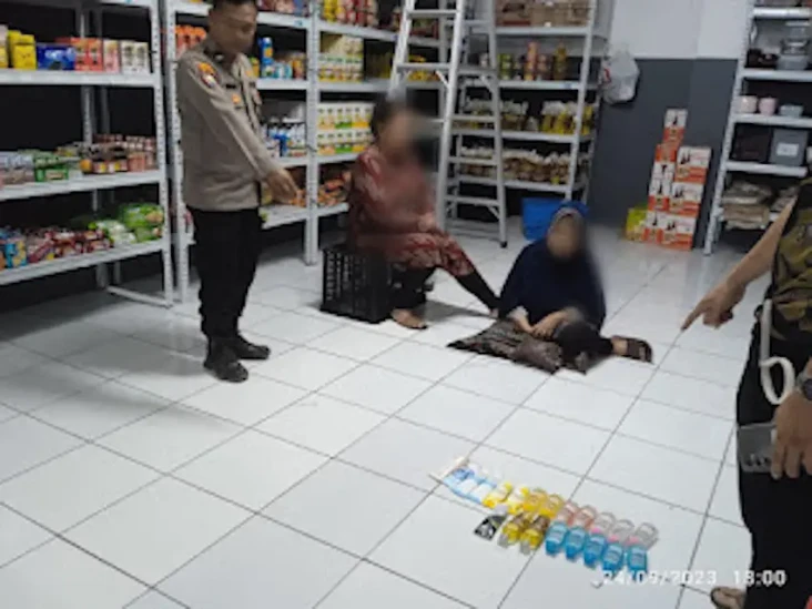 Curi Produk Kecantikan...