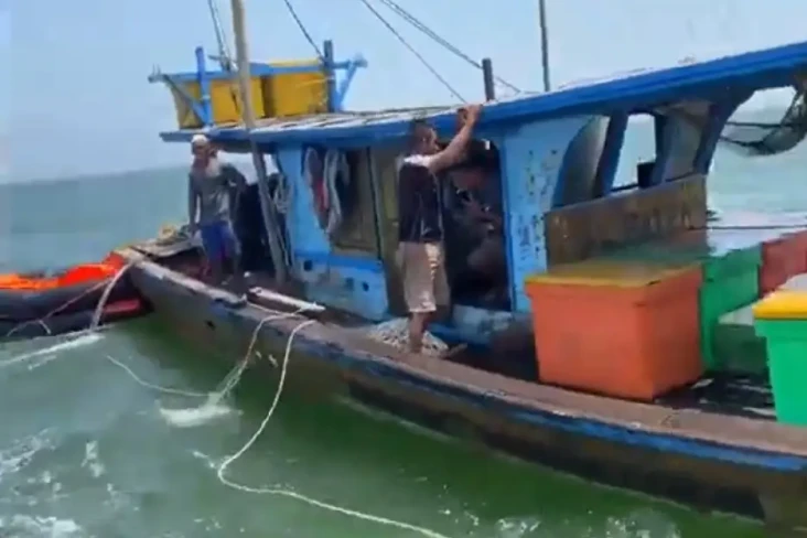 Kapal Tenggelam di Perairan...