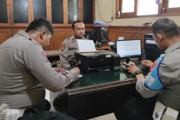 Viral Polisi Berkendara...