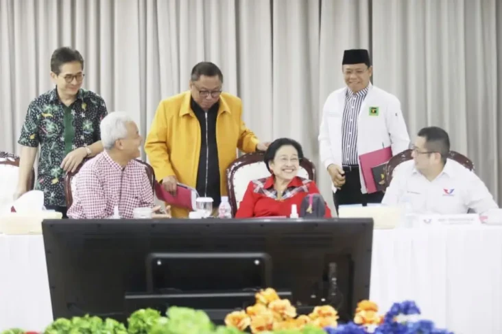 Tawa Lepas Ganjar dan...