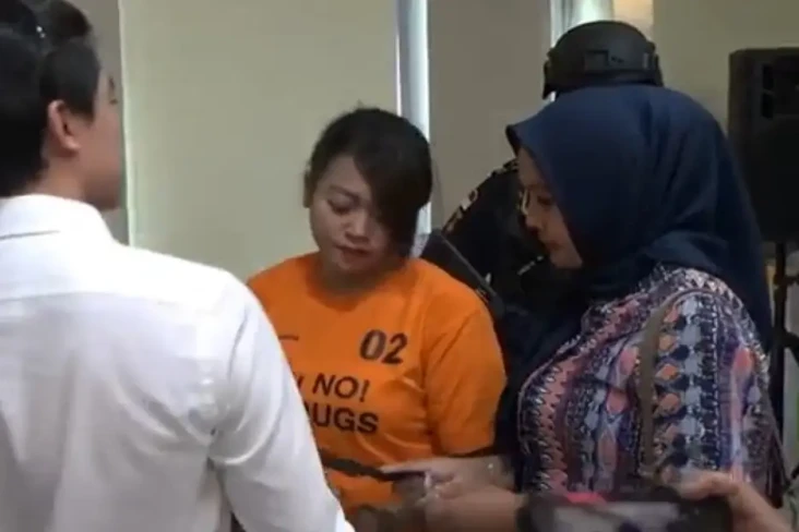 Wanita Muda Selundupkan...