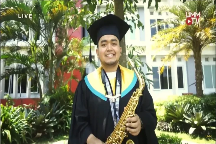 Kisah Arya, Wisudawan...