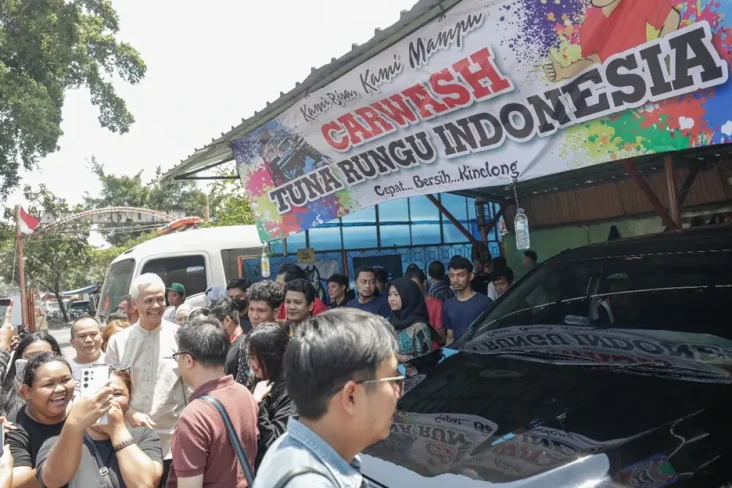 Ganjar Cuci Mobil di...