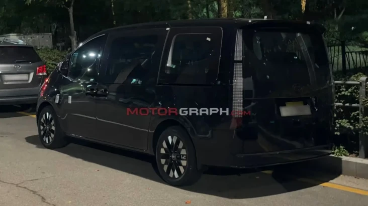 Hyundai Staria versi...