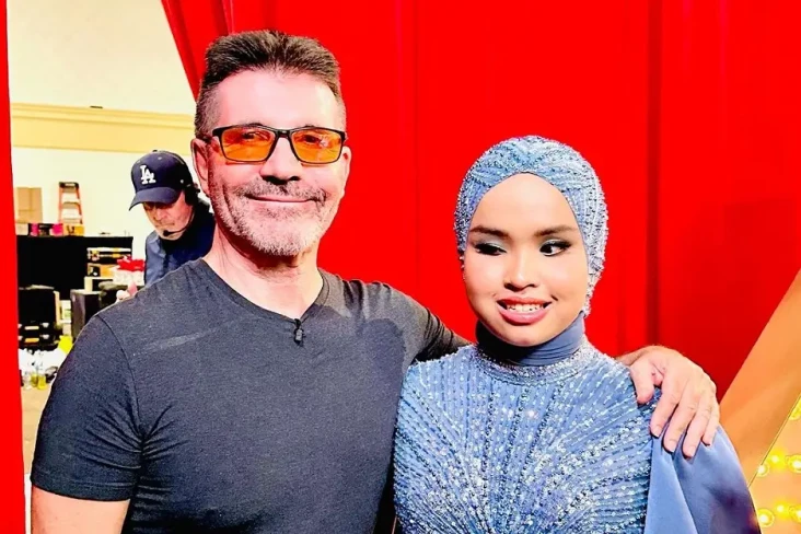 Momen Simon Cowell Peluk...