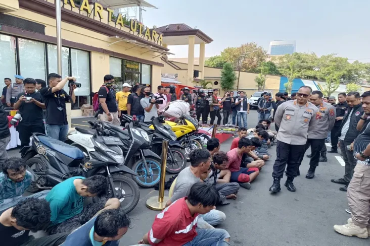 Buron Sebulan, Dua Pembacok...