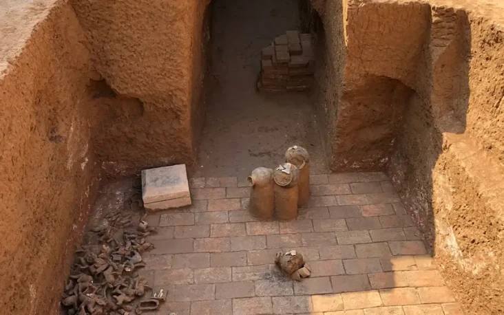 Makam Kaisar China Berusia...