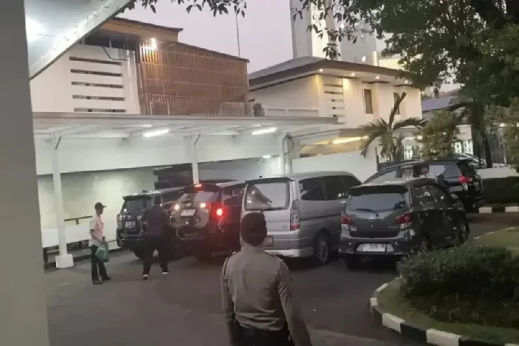 KPK Masih Geledah Rumah...