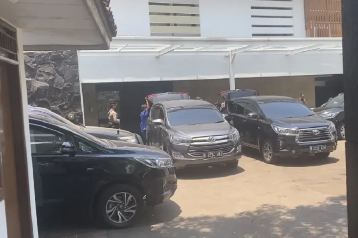 Geledah Rumah Dinas...