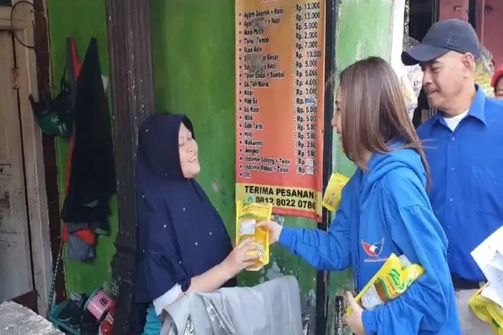 Rutin Bagikan Minyak...