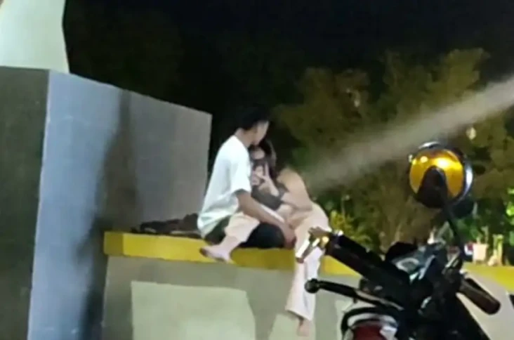 Viral Sejoli Bercumbu...