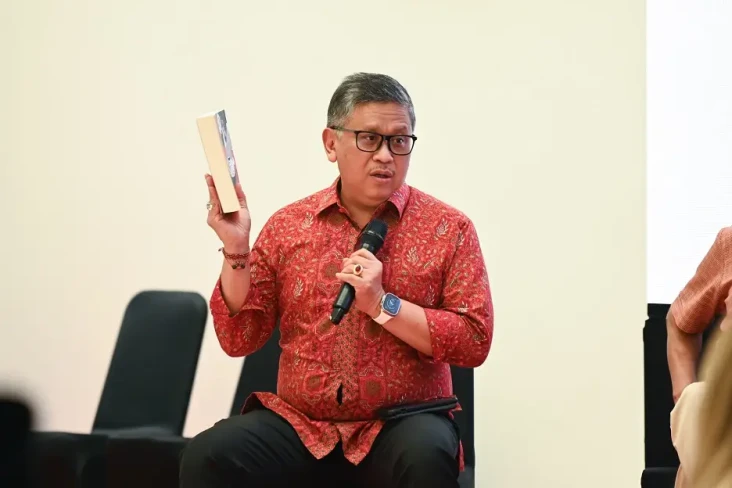 Lewat Pantun, Hasto...