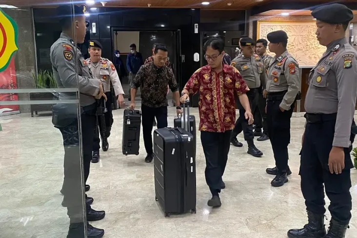 Penyidik KPK Bawa 5...