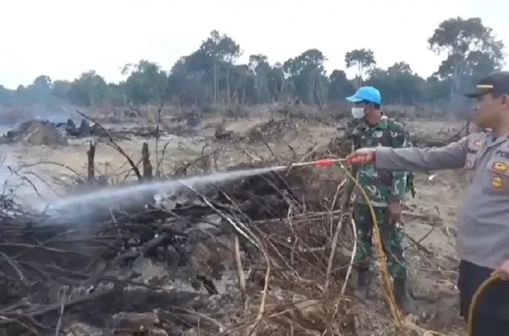 Penampakan Petugas Berjibaku...