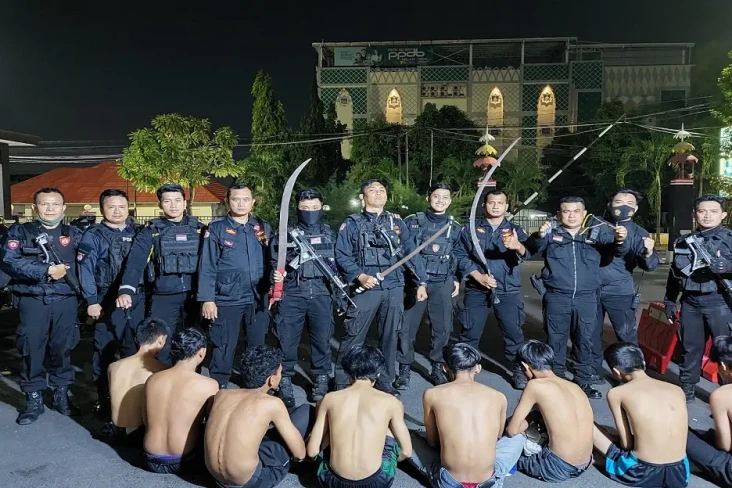 Garang saat Bawa Senjata...