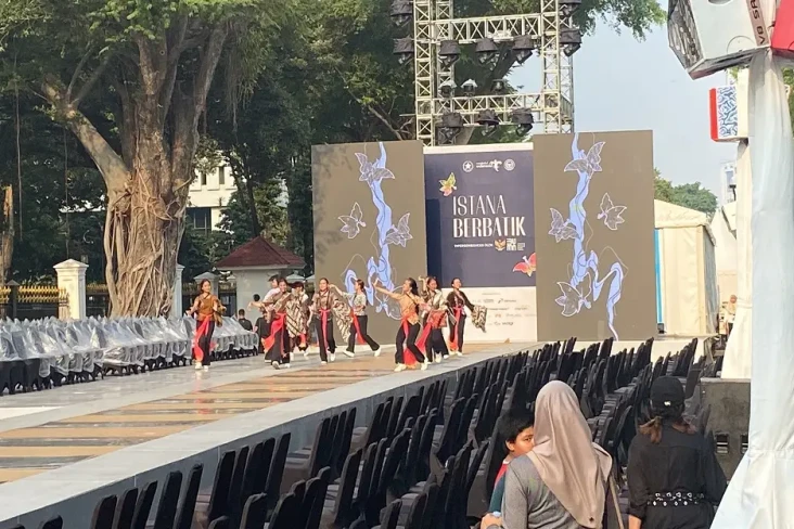 Jelang Istana Berbatik,...