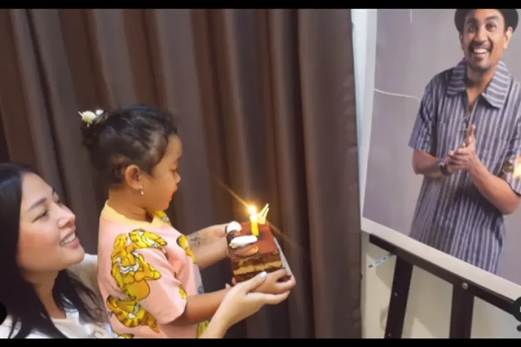 Mutia Ayu Rayakan Hari...