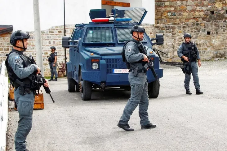 Kosovo Tuntut Serbia...