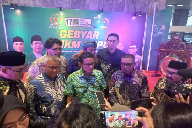 Sandiaga Uno Serahkan...