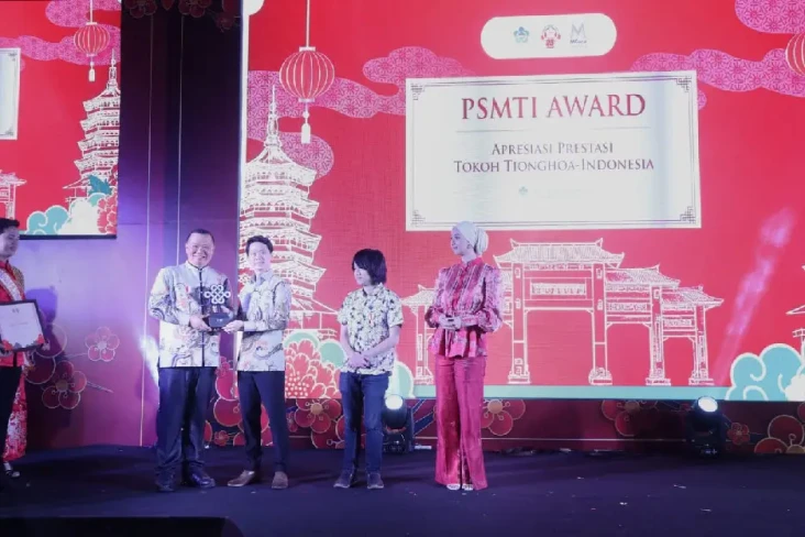 Anugerahkan Penghargaan...