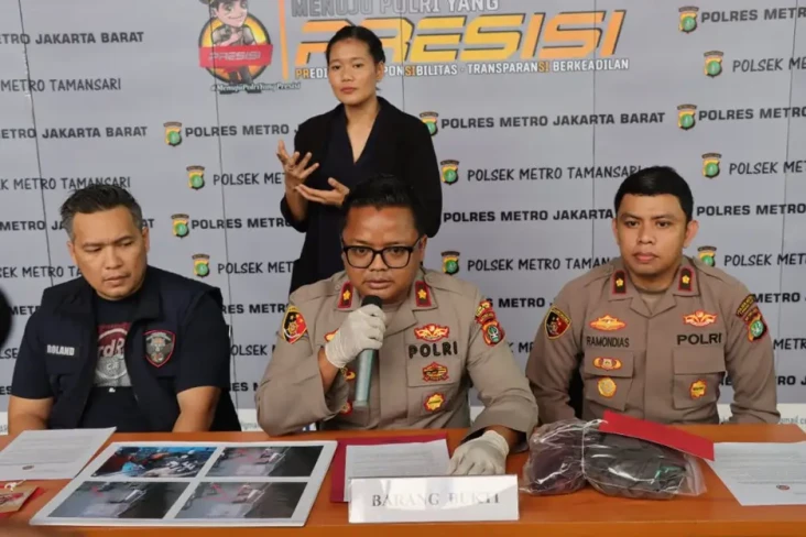 Pemuda Bacok Pria di...