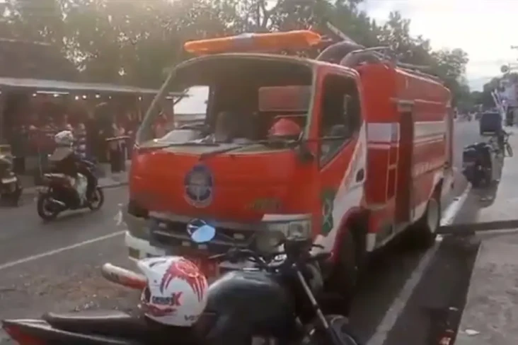 Mobil Pemadam Kebakaran...
