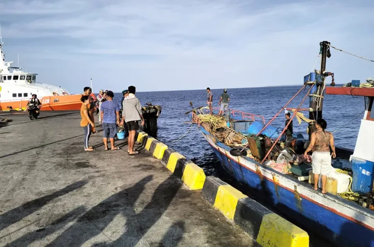 Kemudi Patah, 15 ABK...