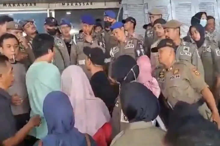 Ricuh! Aksi Saling Dorong...
