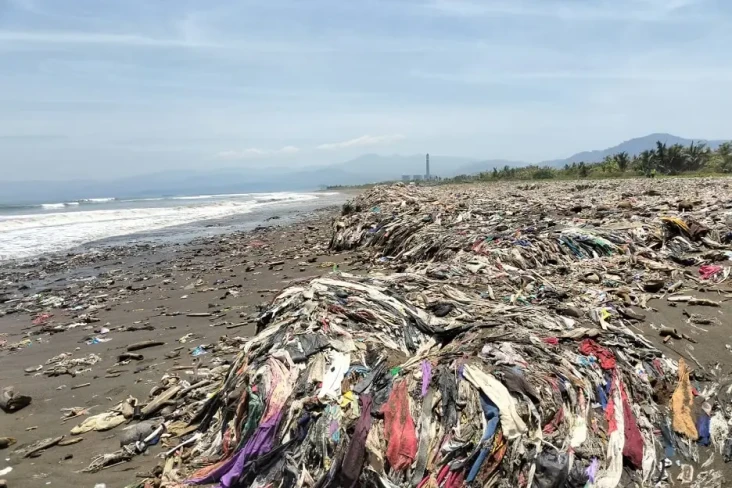 Sampah Menggunung di...