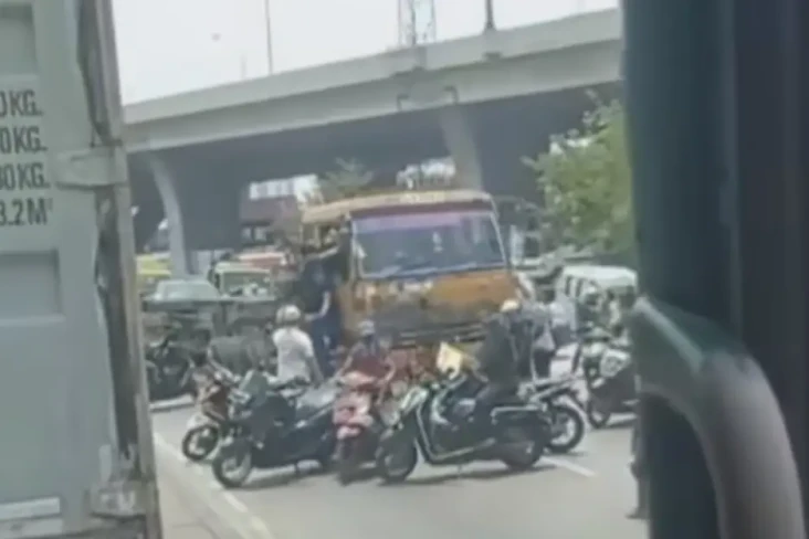 Sopir Truk Trailer Dikeroyok...