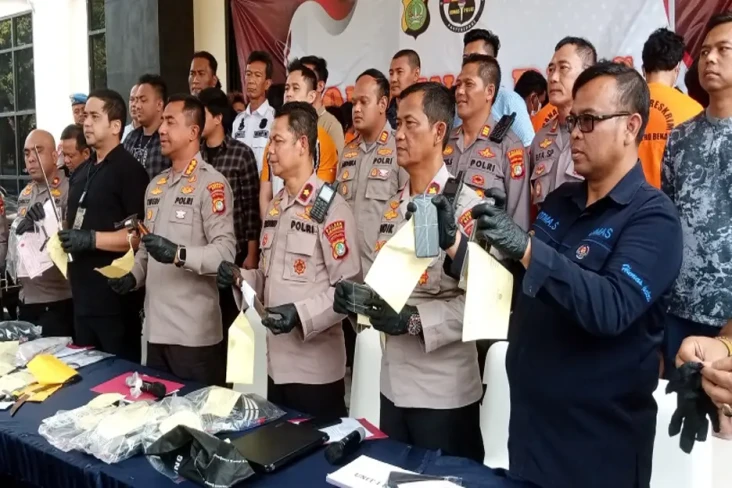 Polres Bekasi Gulung...