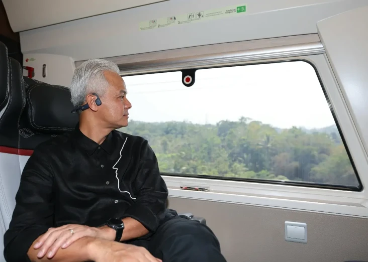 Jajal Kereta Cepat Whoosh,...