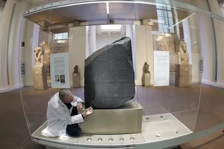 Batu Rosetta Artefak...
