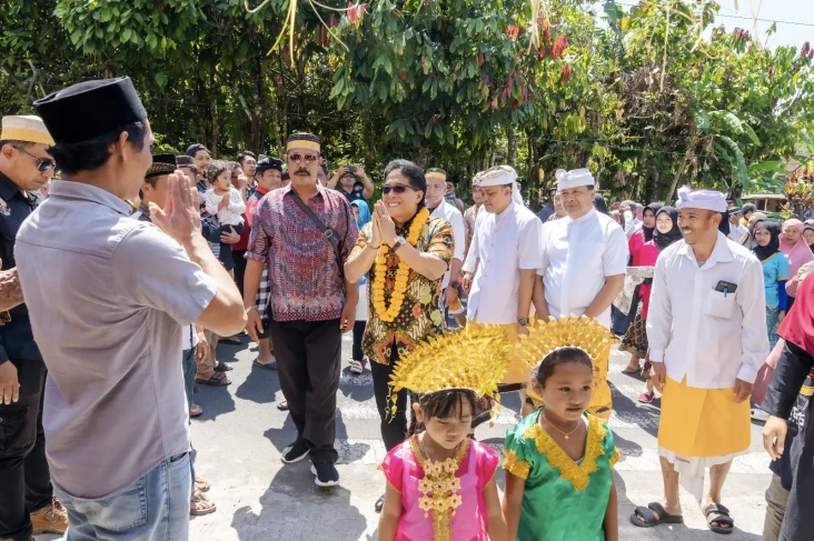 Bupati Giri Prasta Resmikan...