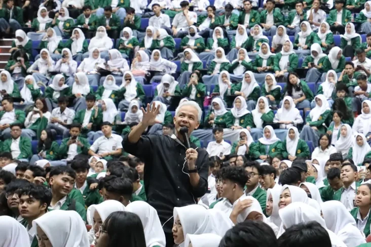 Ganjar Ajak Anak Muda...